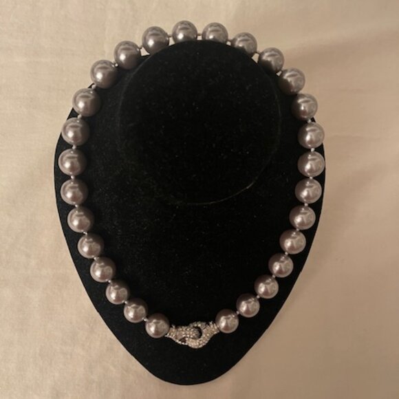 Large  beautiful faux black pearls necklace with 8" drop - Picture 1 of 6